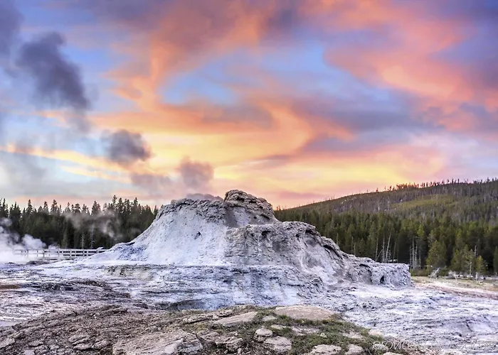 Hotel Old Faithful Inn