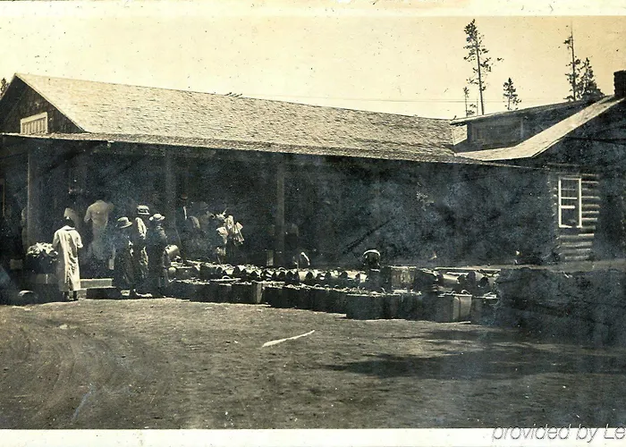 Old Faithful Inn